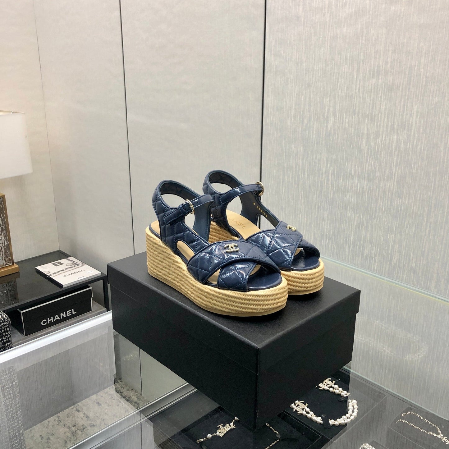 PEEP-TOE THICK SOLE SANDALS IN NAVY BLUE PATENT LAMBSKIN