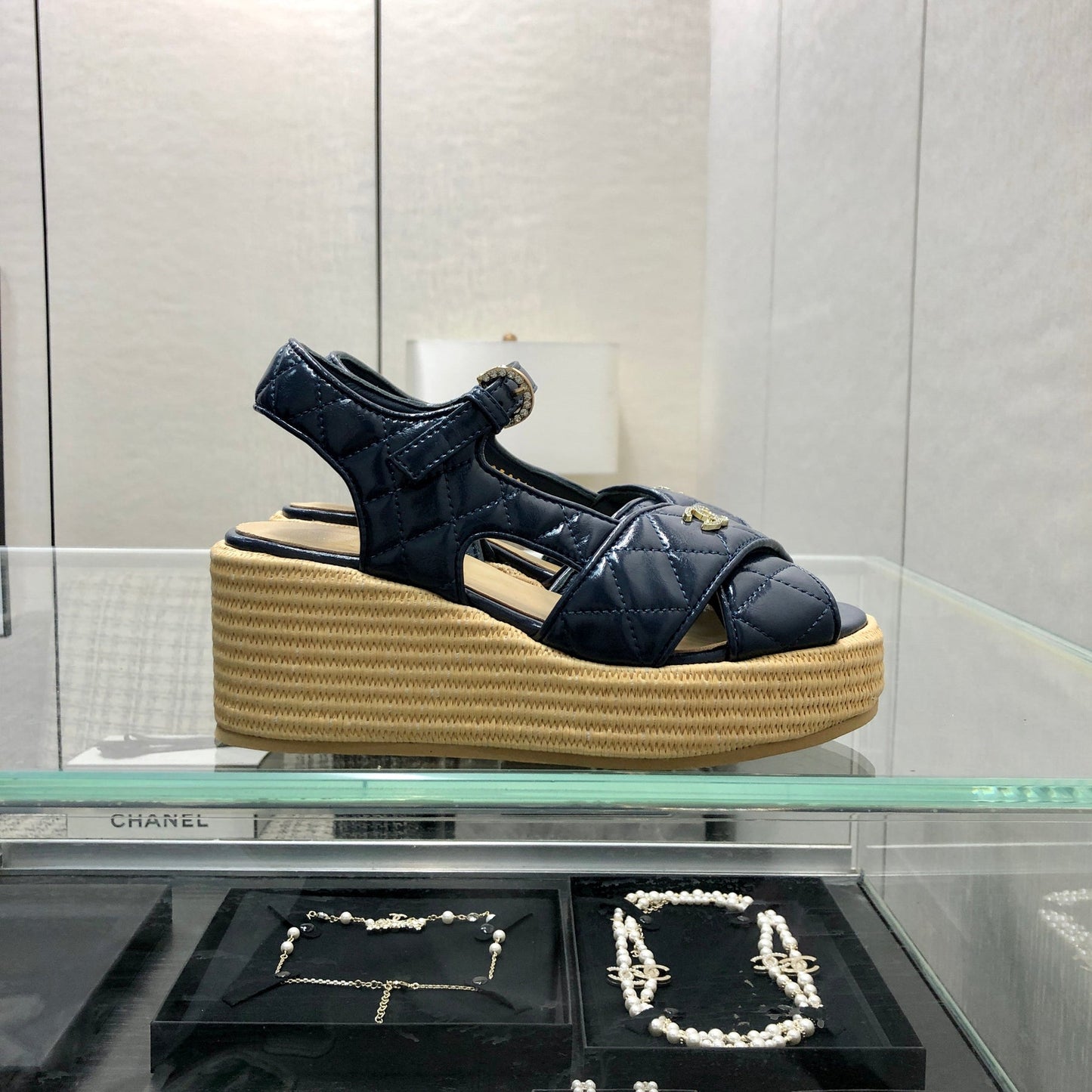 PEEP-TOE THICK SOLE SANDALS IN NAVY BLUE PATENT LAMBSKIN