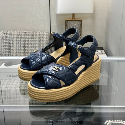 PEEP-TOE THICK SOLE SANDALS IN NAVY BLUE PATENT LAMBSKIN