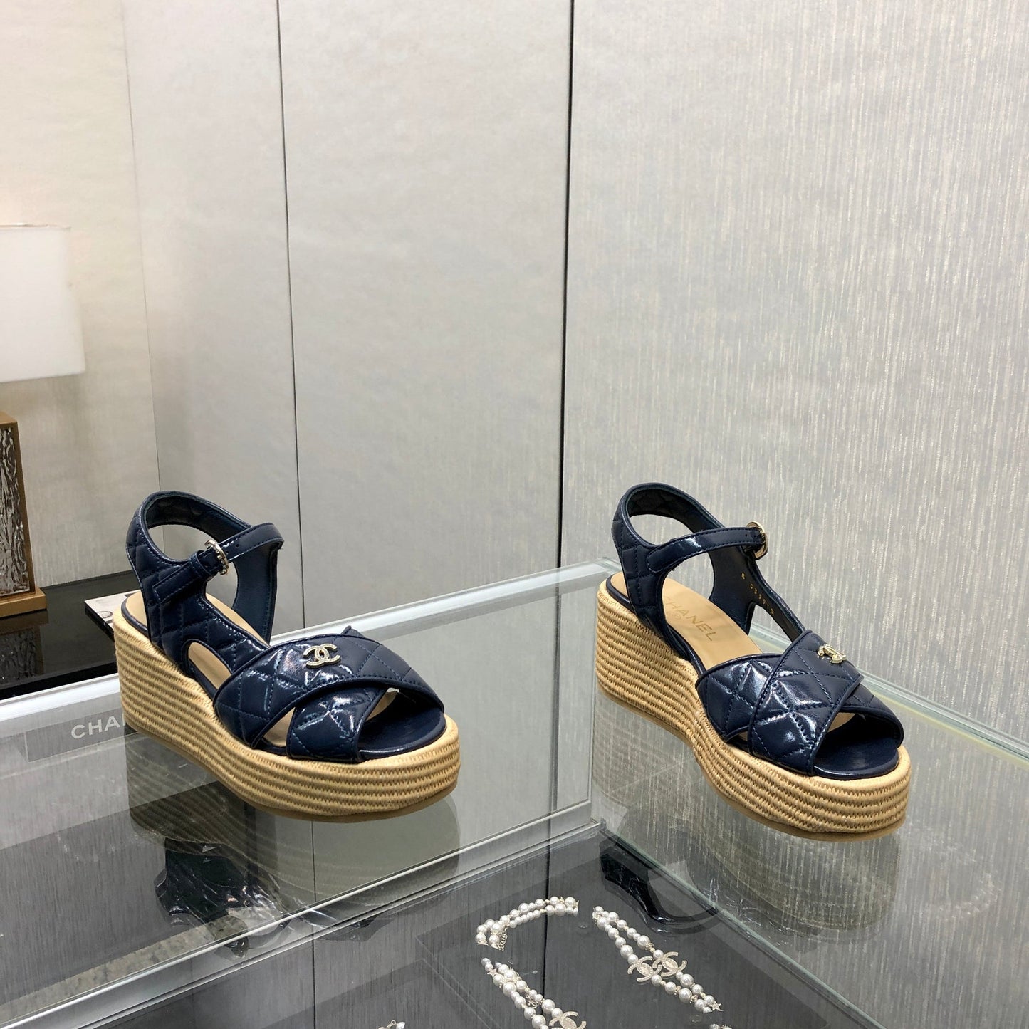 PEEP-TOE THICK SOLE SANDALS IN NAVY BLUE PATENT LAMBSKIN