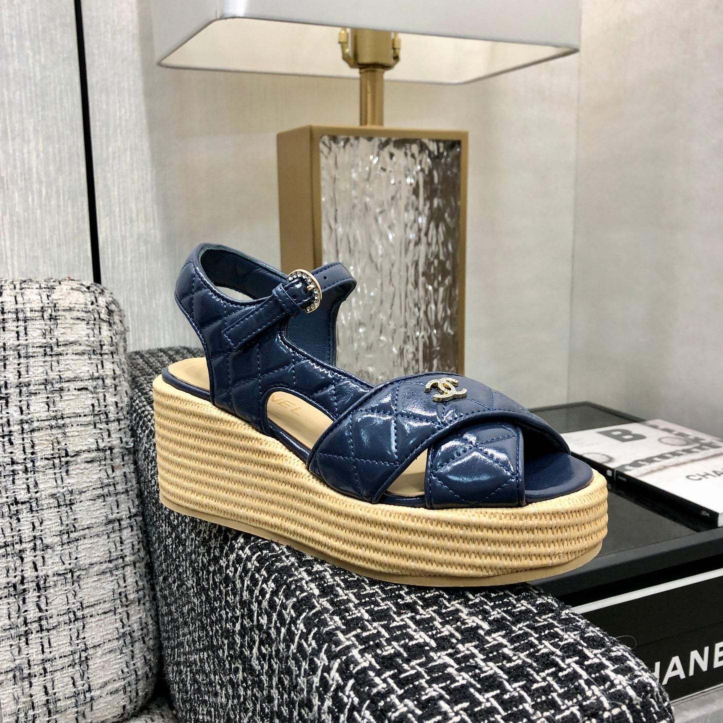 PEEP-TOE THICK SOLE SANDALS IN NAVY BLUE PATENT LAMBSKIN