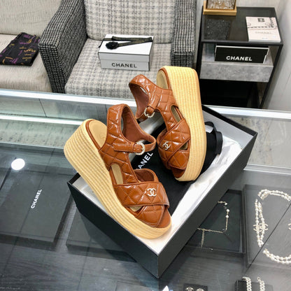 PEEP-TOE THICK SOLE SANDALS IN PERU BROWN PATENT LAMBSKIN