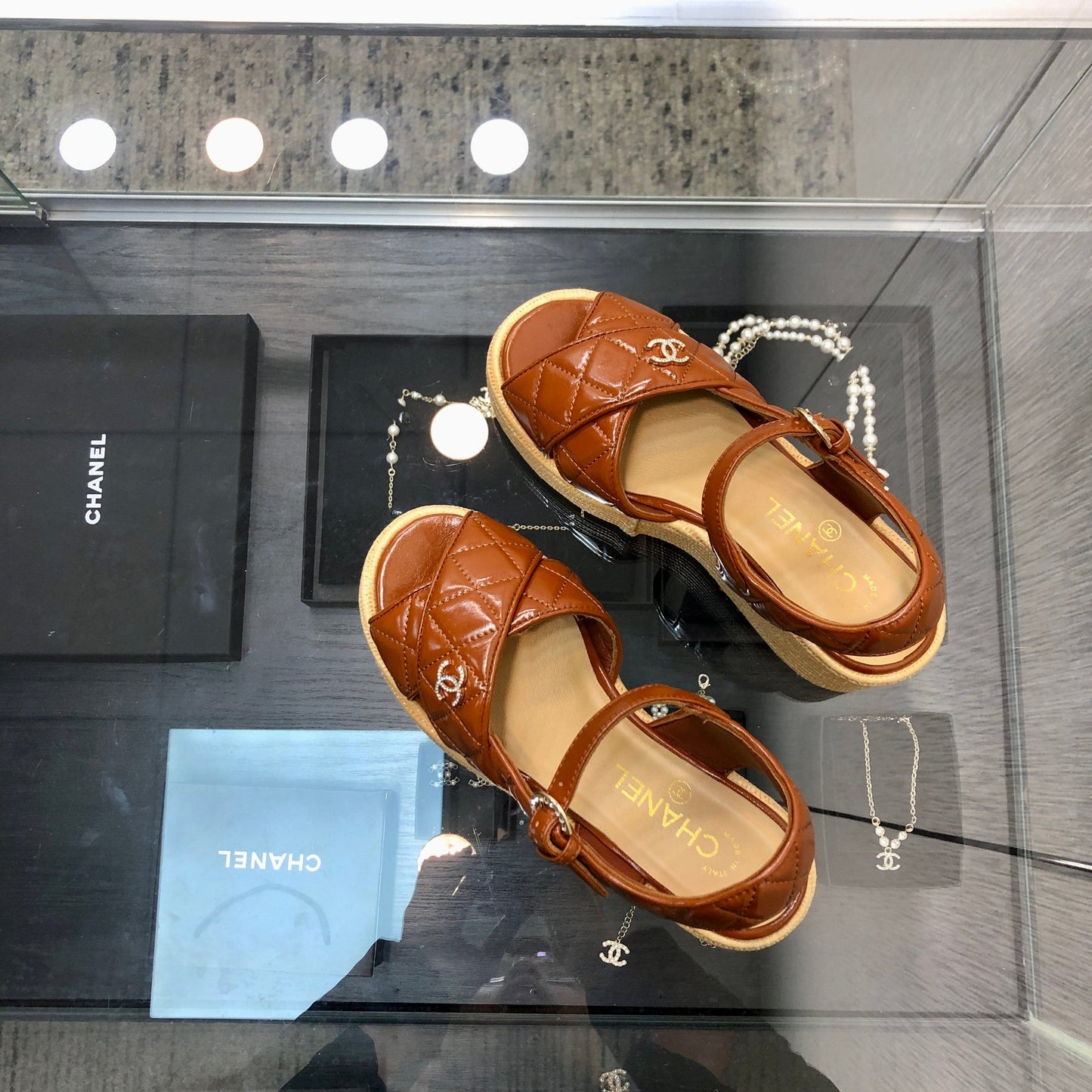 PEEP-TOE THICK SOLE SANDALS IN PERU BROWN PATENT LAMBSKIN