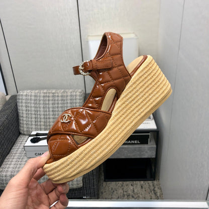 PEEP-TOE THICK SOLE SANDALS IN PERU BROWN PATENT LAMBSKIN