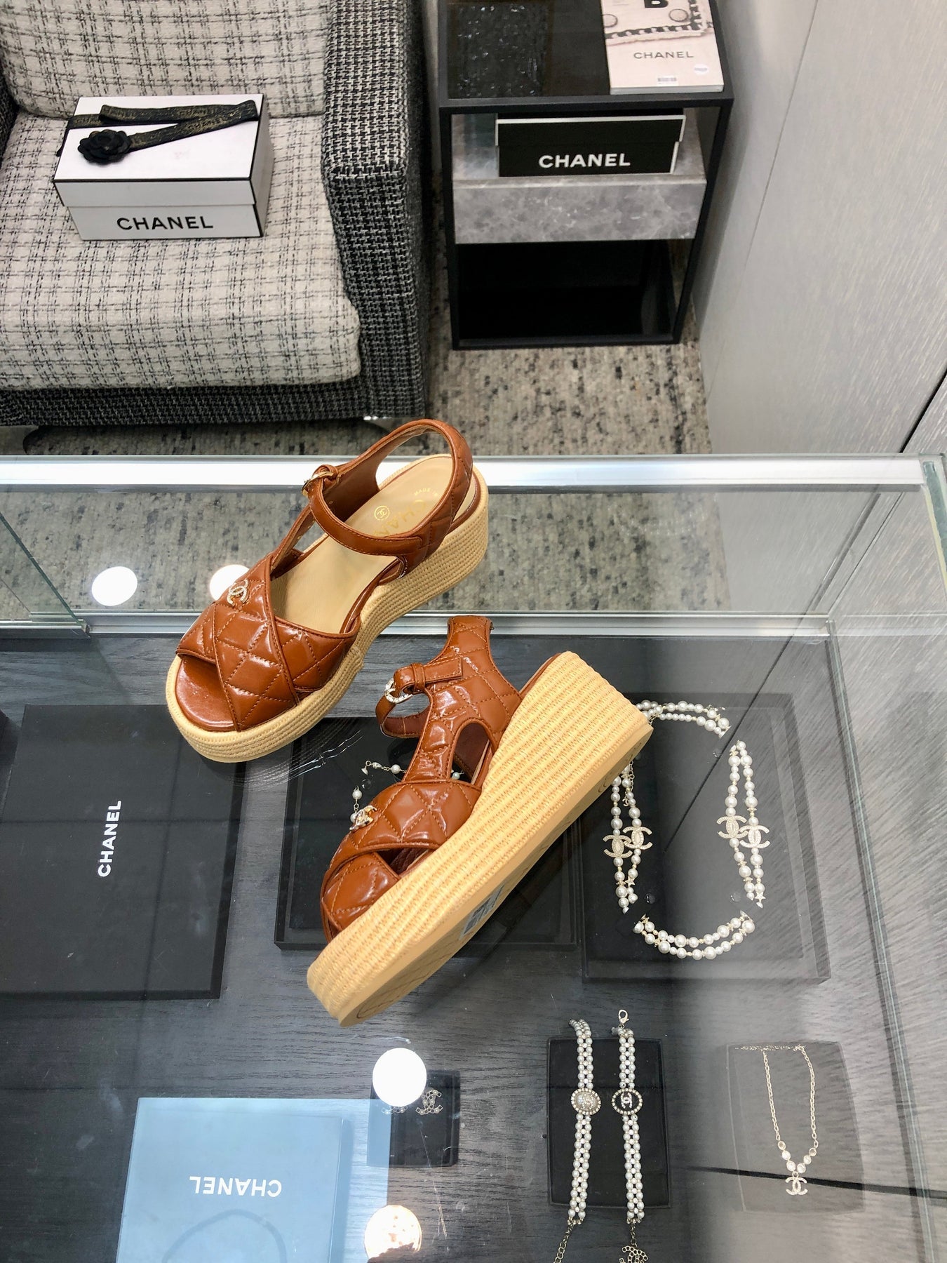 PEEP-TOE THICK SOLE SANDALS IN PERU BROWN PATENT LAMBSKIN