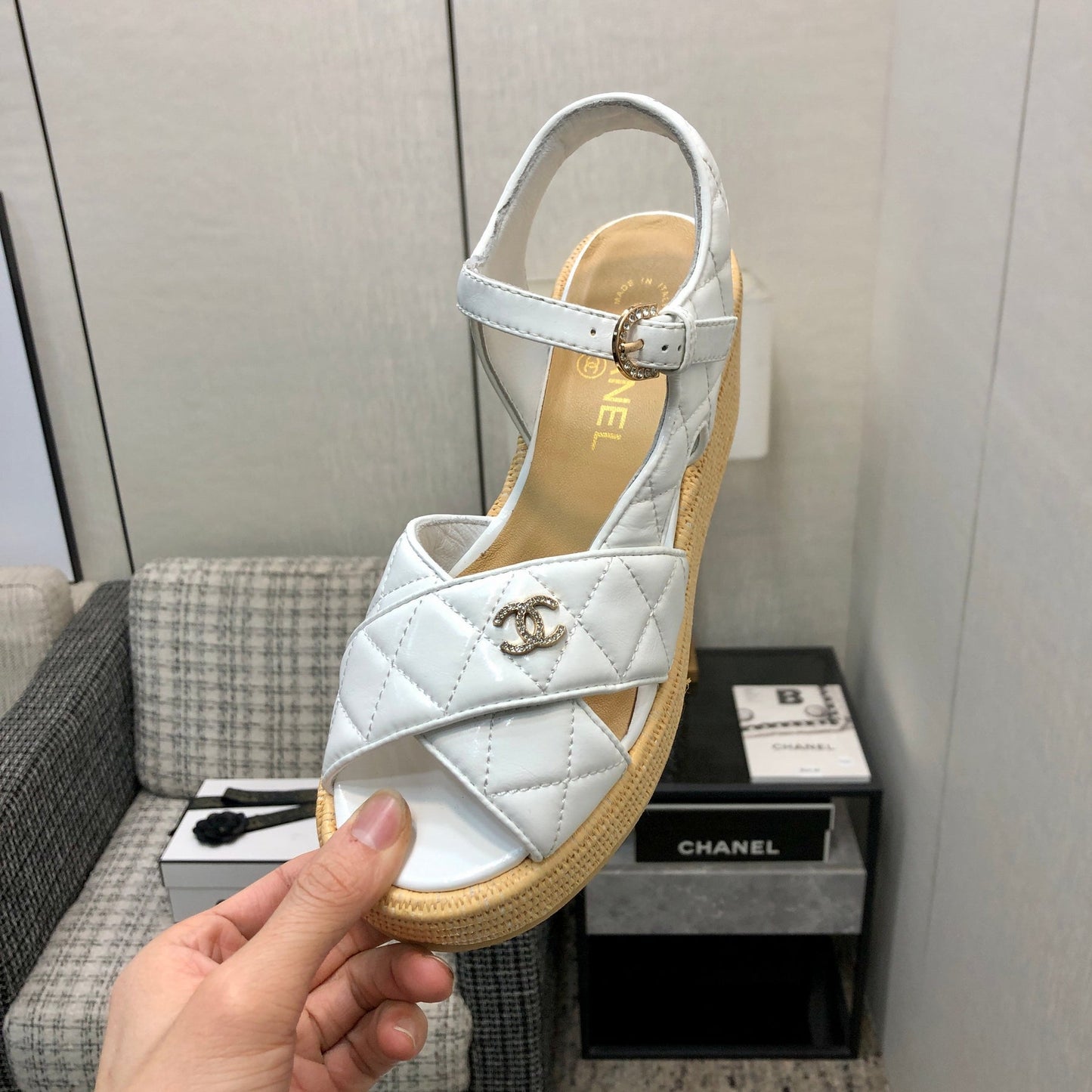 PEEP-TOE THICK SOLE SANDALS IN WHITE PATENT LAMBSKIN