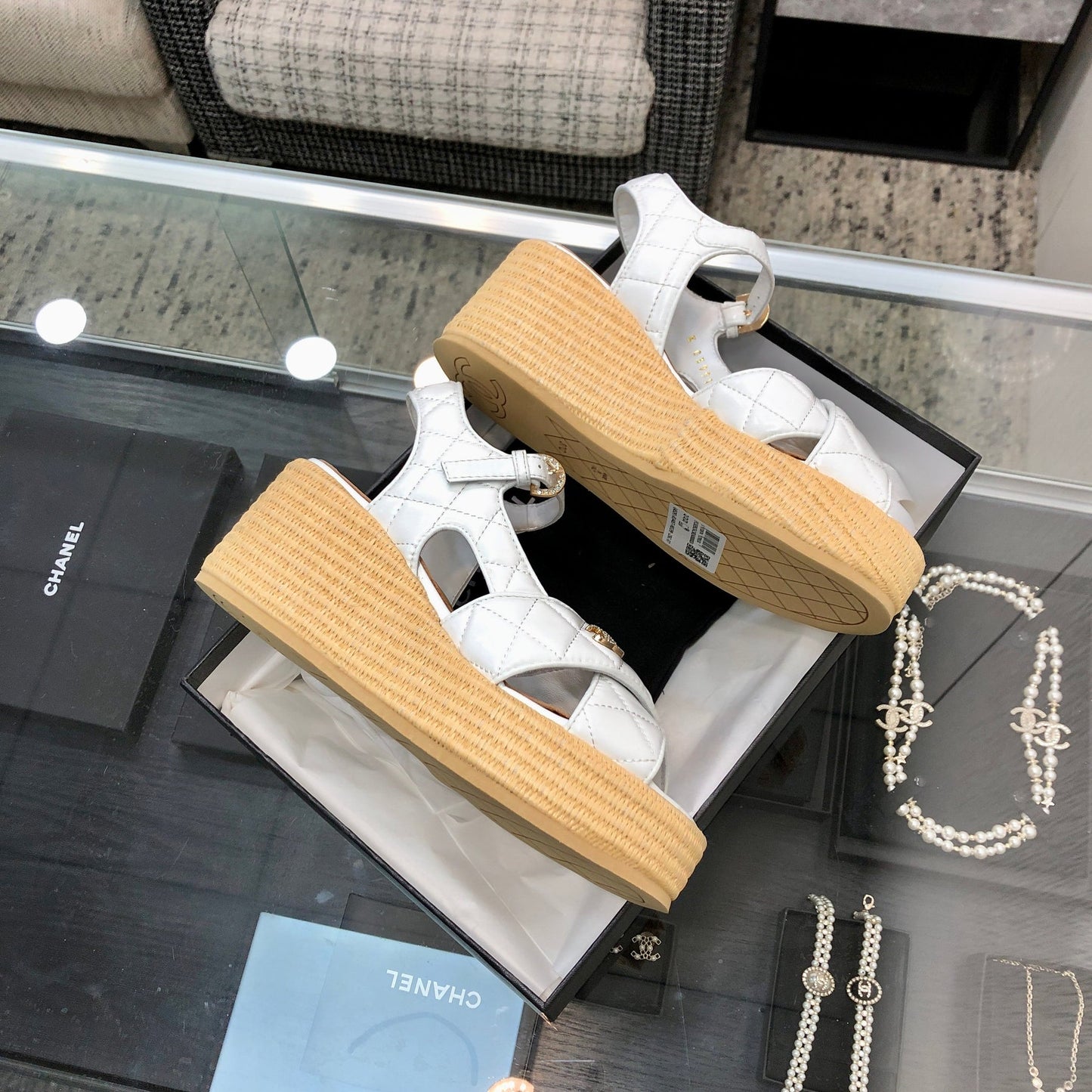 PEEP-TOE THICK SOLE SANDALS IN WHITE PATENT LAMBSKIN