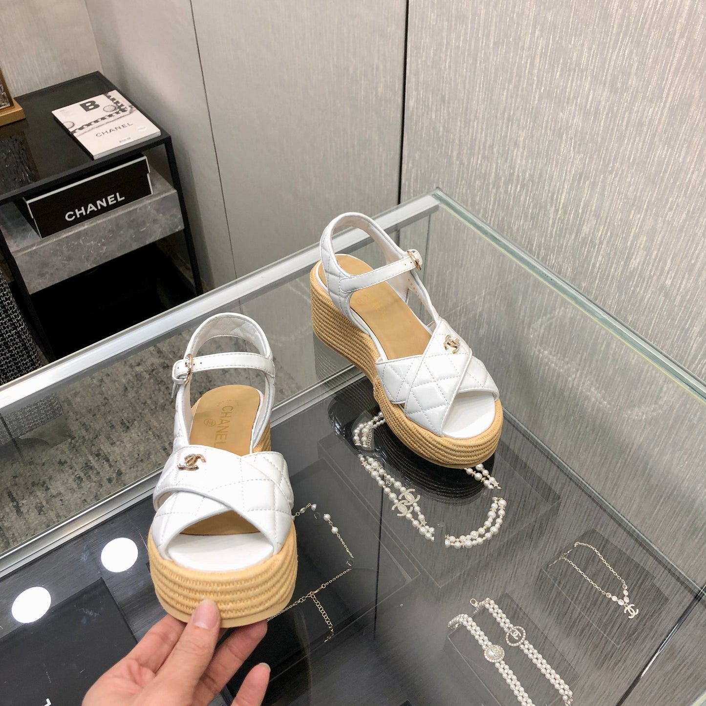 PEEP-TOE THICK SOLE SANDALS IN WHITE PATENT LAMBSKIN