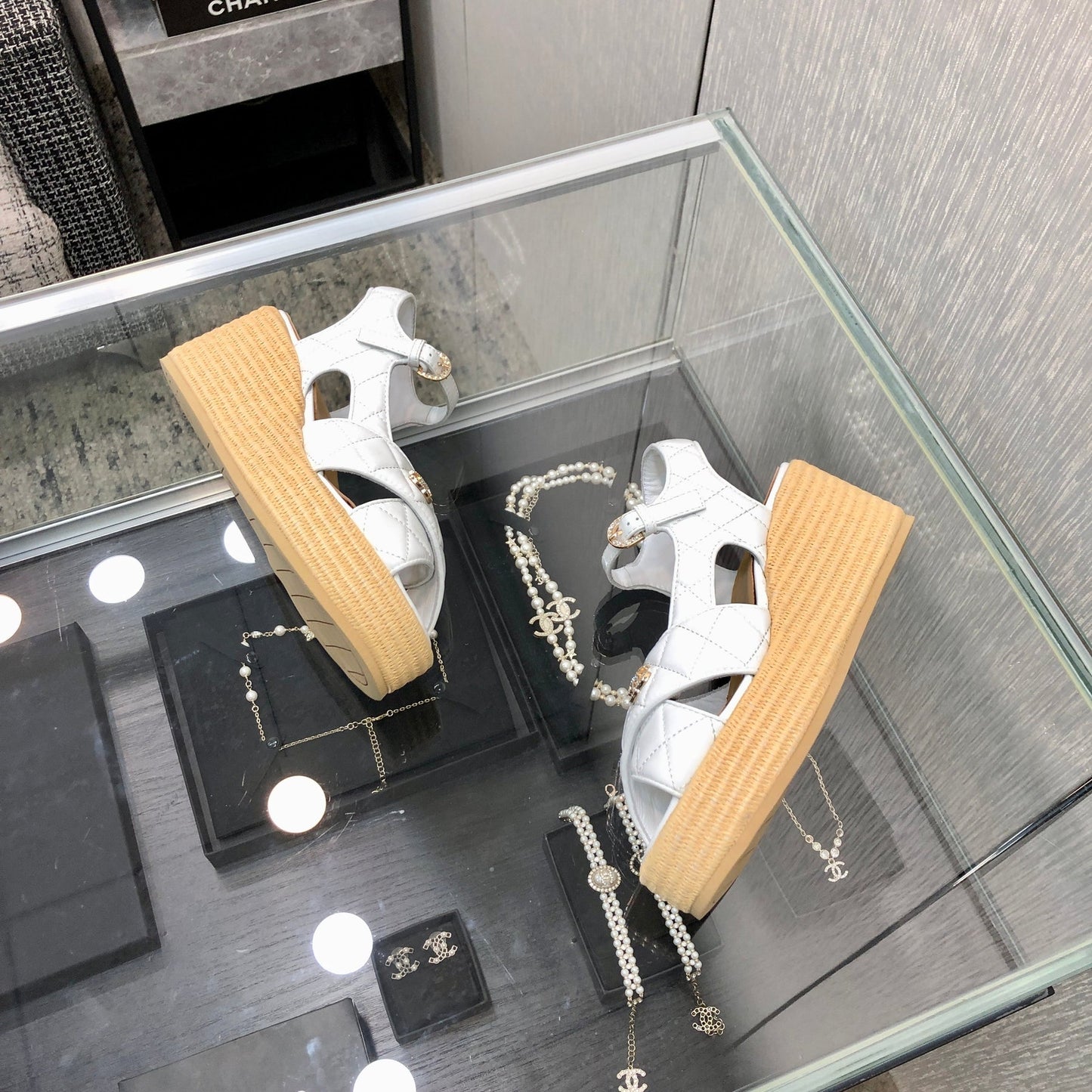 PEEP-TOE THICK SOLE SANDALS IN WHITE PATENT LAMBSKIN