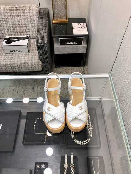 PEEP-TOE THICK SOLE SANDALS IN WHITE PATENT LAMBSKIN