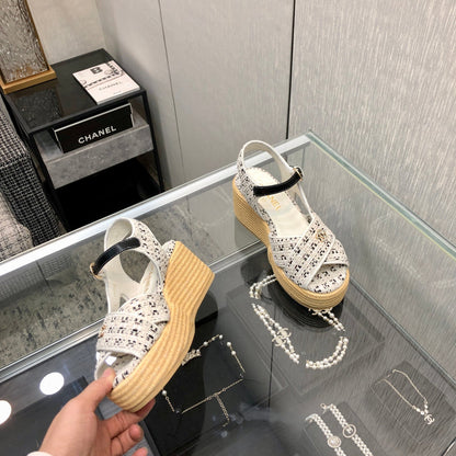 PEEP-TOE THICK SOLE SANDALS IN WHITE MIX BLACK WOVEN FABRIC