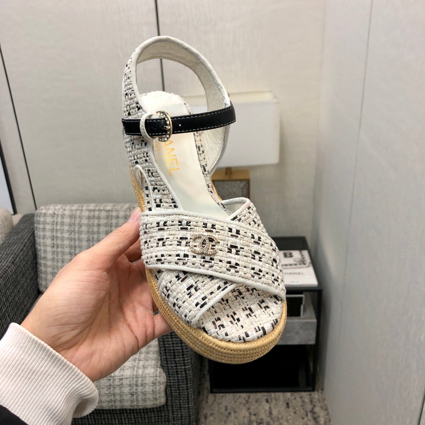 PEEP-TOE THICK SOLE SANDALS IN WHITE MIX BLACK WOVEN FABRIC