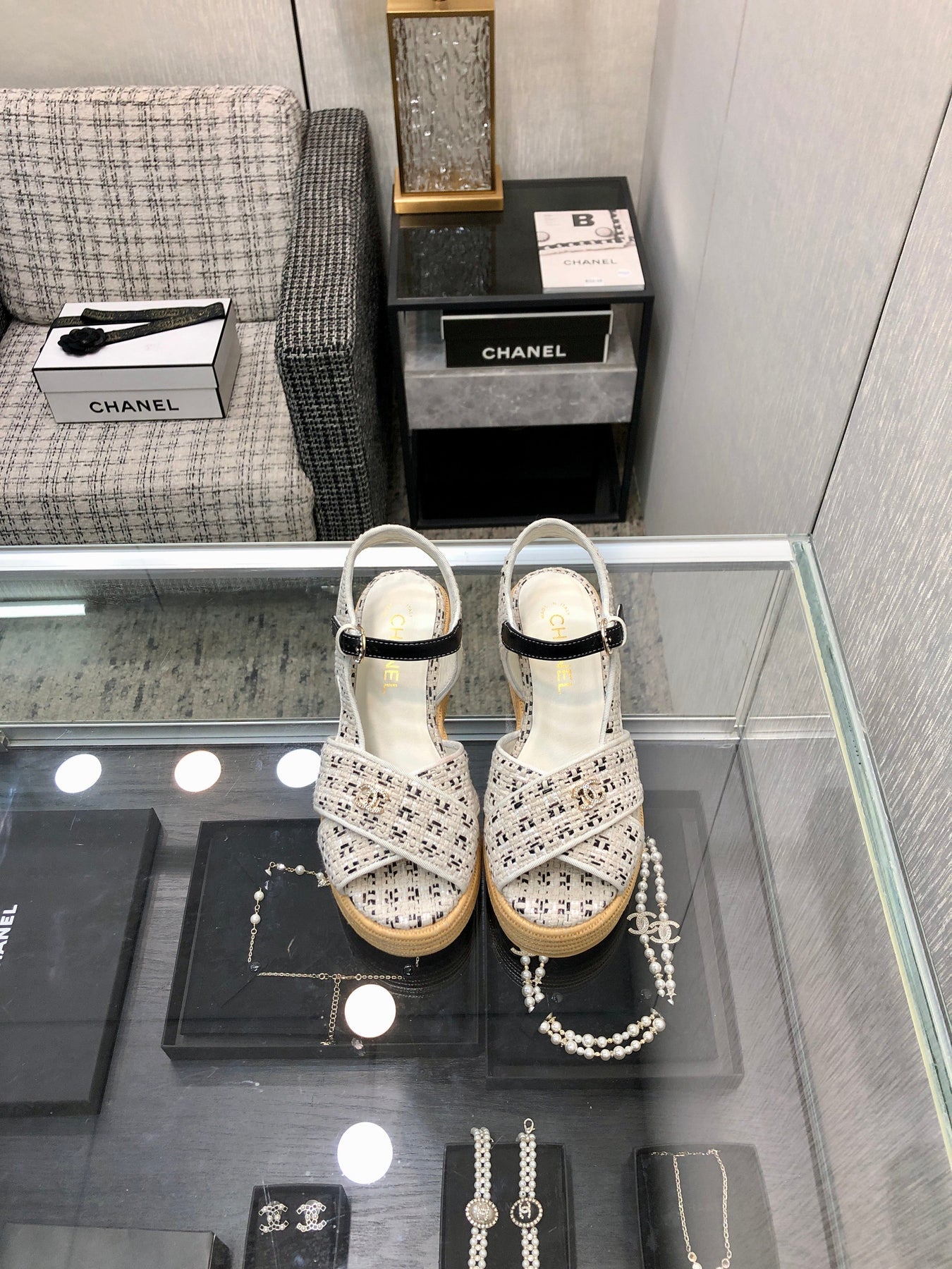 PEEP-TOE THICK SOLE SANDALS IN WHITE MIX BLACK WOVEN FABRIC