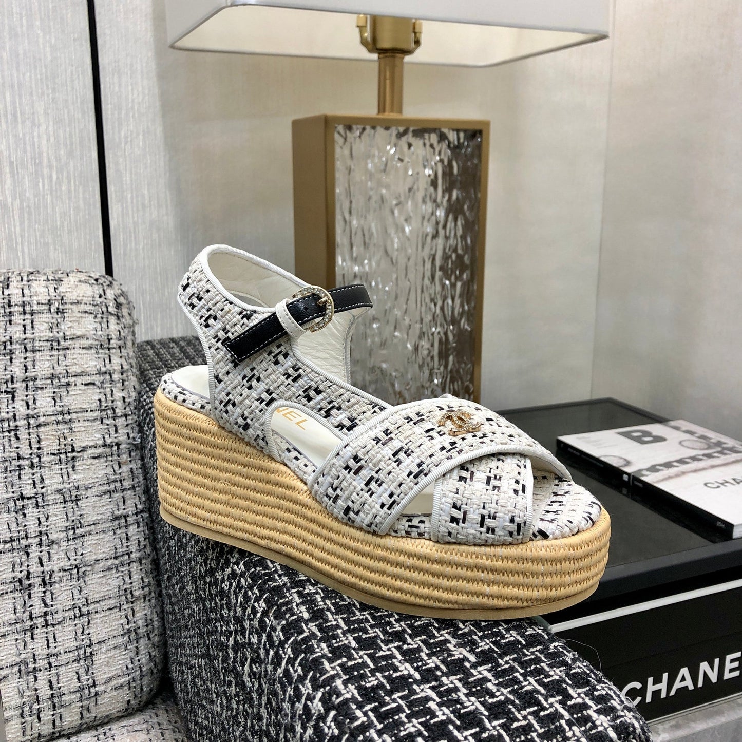 PEEP-TOE THICK SOLE SANDALS IN WHITE MIX BLACK WOVEN FABRIC