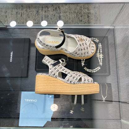 PEEP-TOE THICK SOLE SANDALS IN WHITE MIX BLACK WOVEN FABRIC