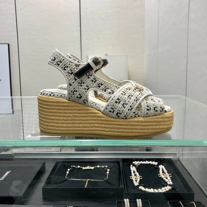 PEEP-TOE THICK SOLE SANDALS IN WHITE MIX BLACK WOVEN FABRIC