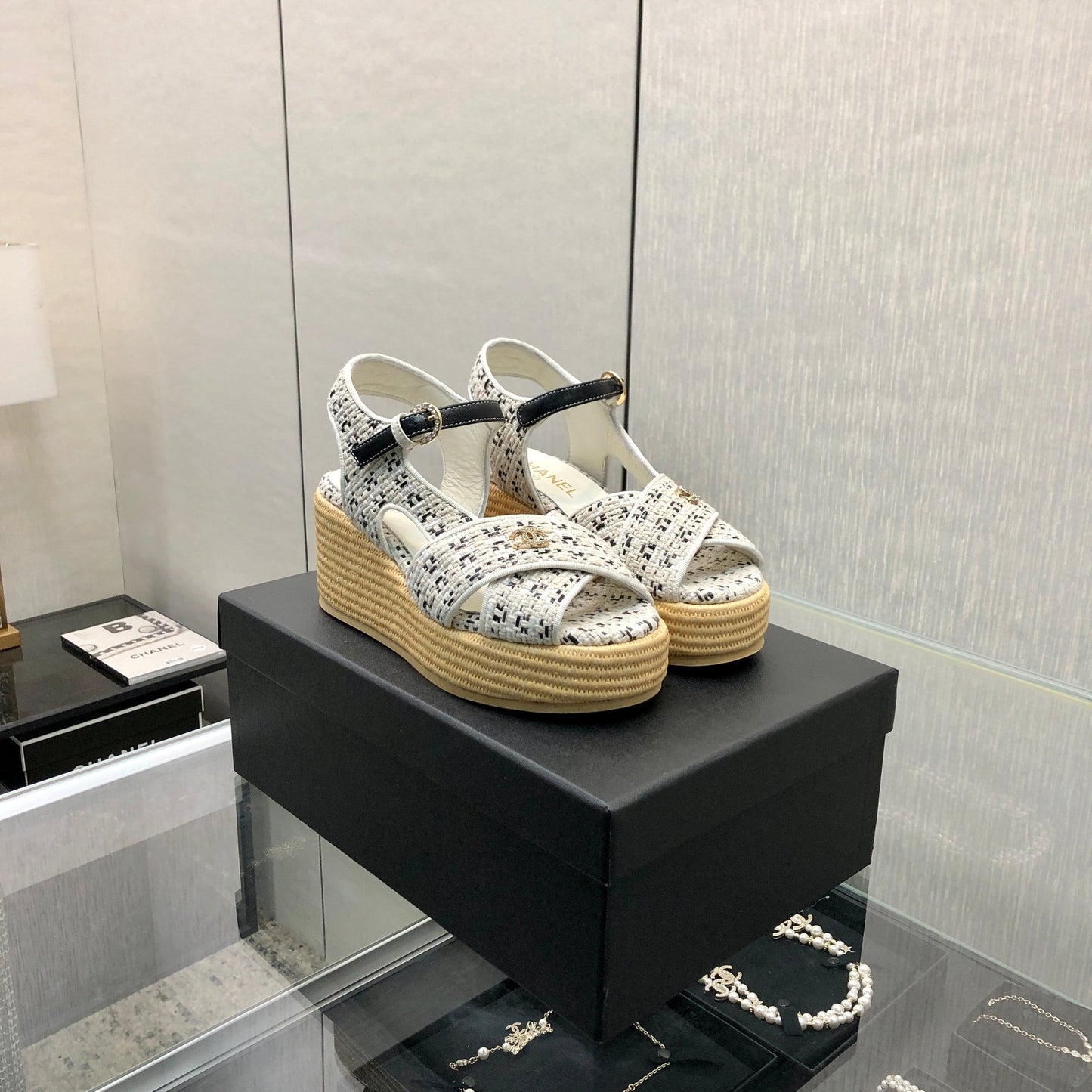 PEEP-TOE THICK SOLE SANDALS IN WHITE MIX BLACK WOVEN FABRIC