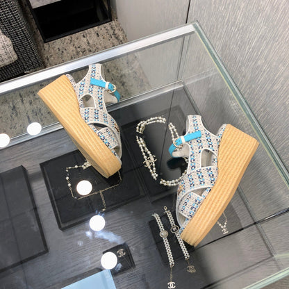 PEEP-TOE THICK SOLE SANDALS IN WHITE MIX BLUE WOVEN FABRIC