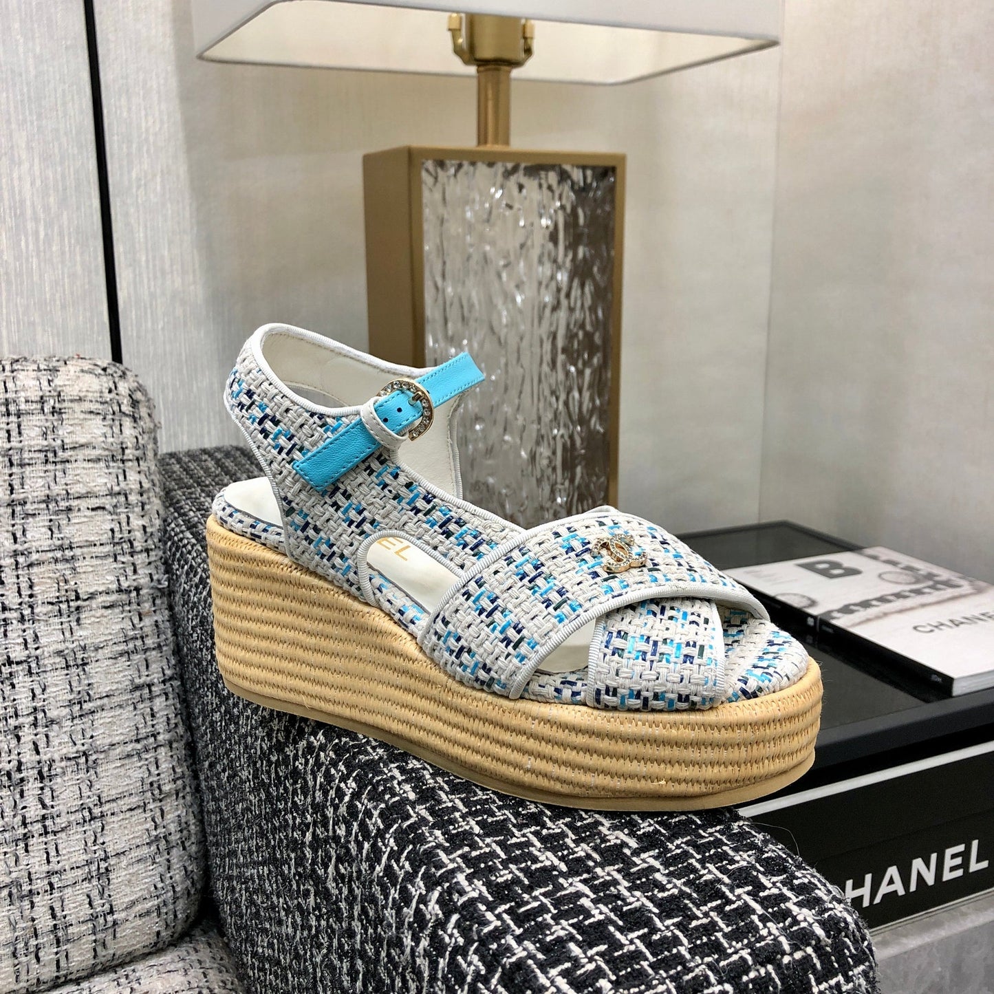 PEEP-TOE THICK SOLE SANDALS IN WHITE MIX BLUE WOVEN FABRIC