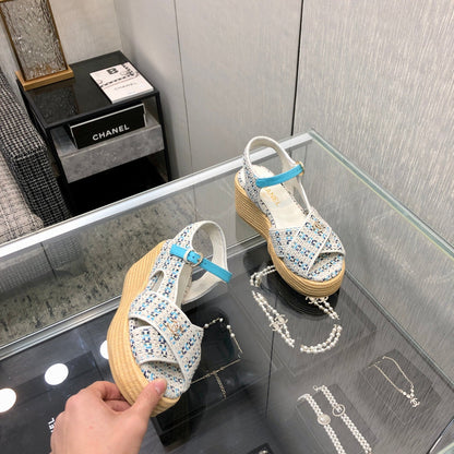 PEEP-TOE THICK SOLE SANDALS IN WHITE MIX BLUE WOVEN FABRIC