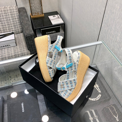 PEEP-TOE THICK SOLE SANDALS IN WHITE MIX BLUE WOVEN FABRIC