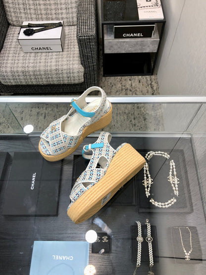 PEEP-TOE THICK SOLE SANDALS IN WHITE MIX BLUE WOVEN FABRIC