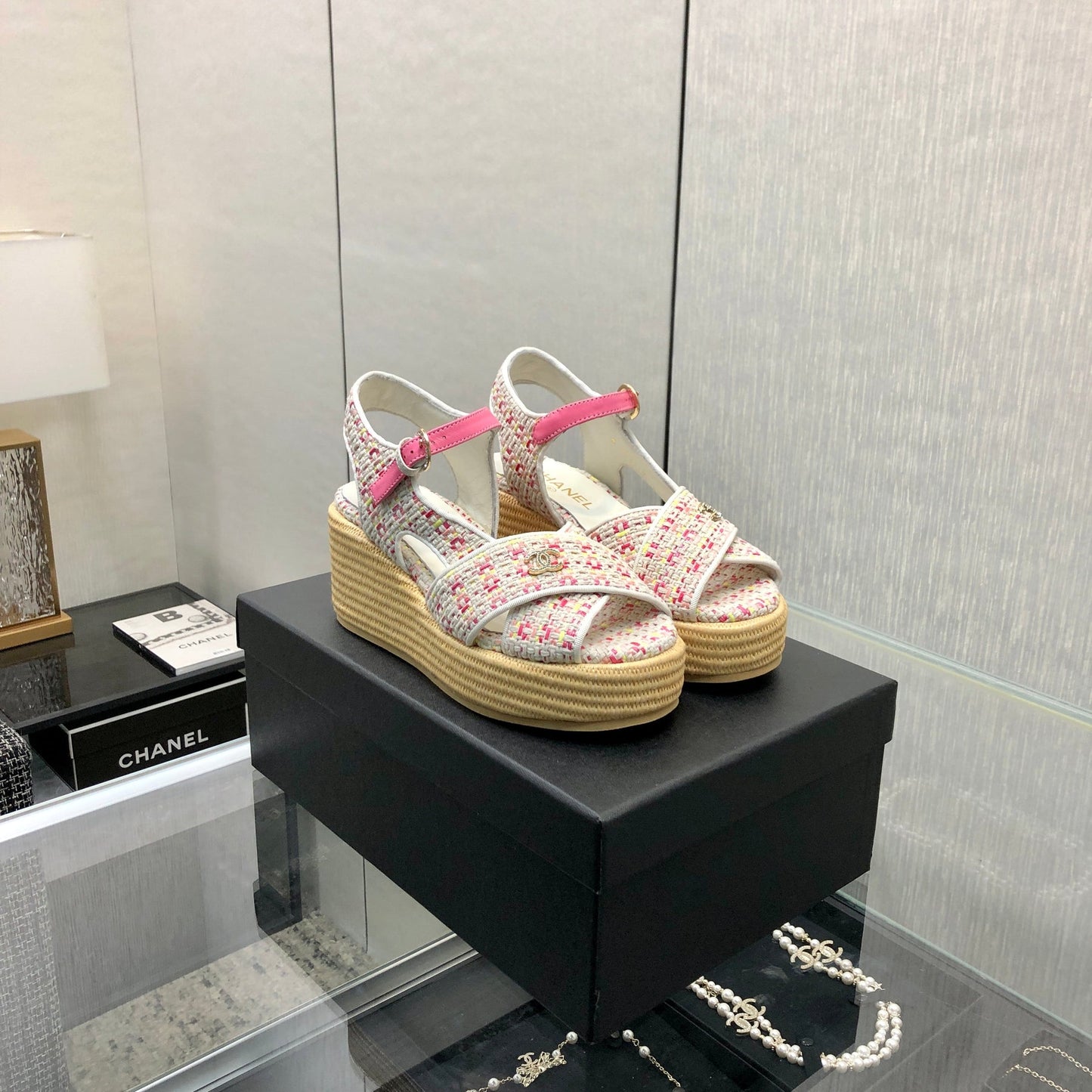 PEEP-TOE THICK SOLE SANDALS IN WHITE MIX BRIGHT PINK WOVEN FABRIC