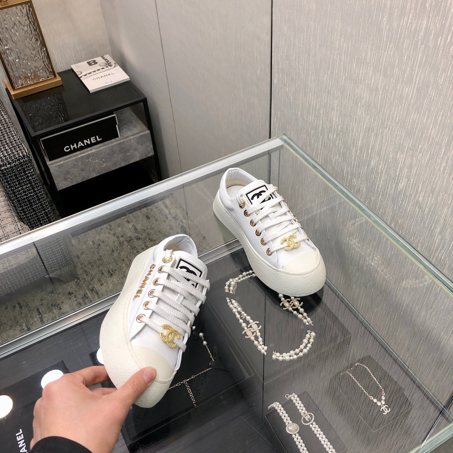 CASUAL SNEAKER IN WHITE LAMBSKIN WITH GOLD LOGO
