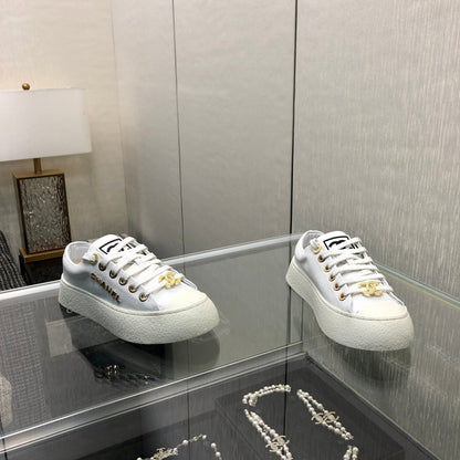 CASUAL SNEAKER IN WHITE LAMBSKIN WITH GOLD LOGO