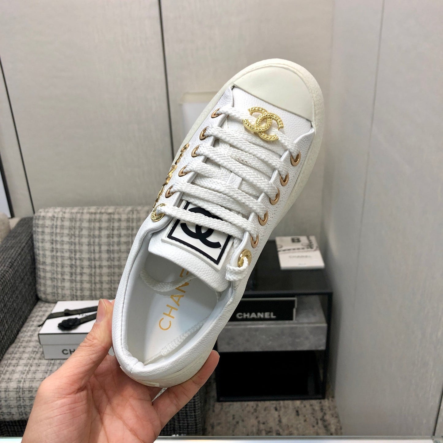 CASUAL SNEAKER IN WHITE LAMBSKIN WITH GOLD LOGO