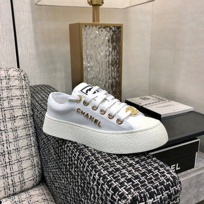 CASUAL SNEAKER IN WHITE LAMBSKIN WITH GOLD LOGO
