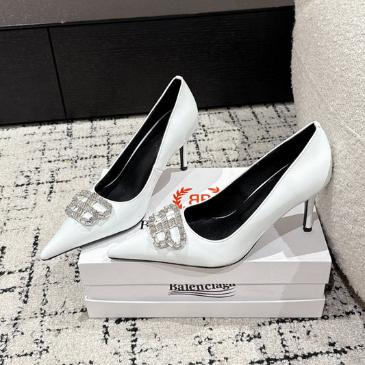 POINTED HIGH PUMPS IN WHITE PATENT CALFSKIN WITH CRYSTAL BUCKLE