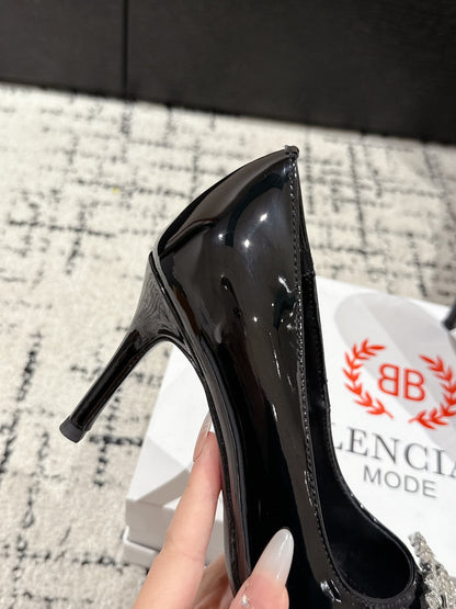 POINTED HIGH PUMPS IN BLACK PATENT CALFSKIN WITH CRYSTAL BUCKLE