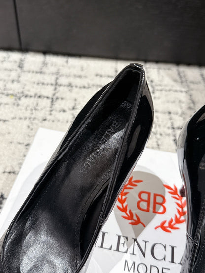 POINTED HIGH PUMPS IN BLACK PATENT CALFSKIN WITH CRYSTAL BUCKLE