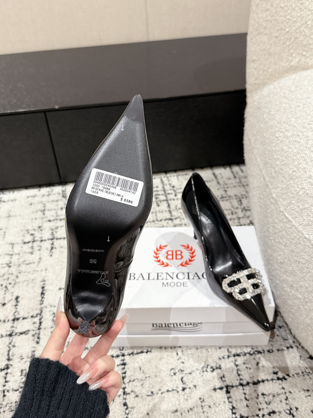 POINTED HIGH PUMPS IN BLACK PATENT CALFSKIN WITH CRYSTAL BUCKLE