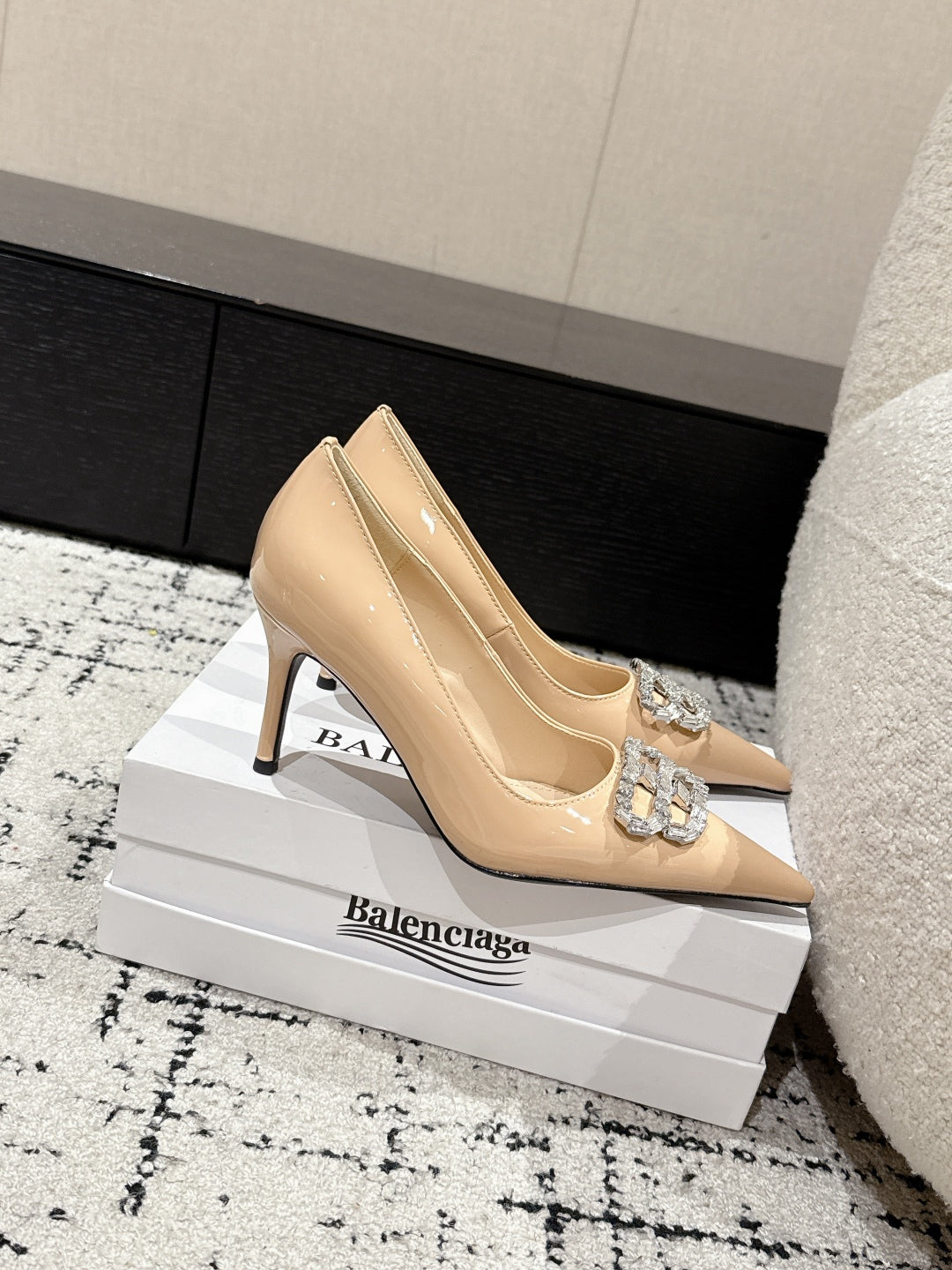 POINTED HIGH PUMPS IN LUXE BEIGE PATENT CALFSKIN WITH CRYSTAL BUCKLE
