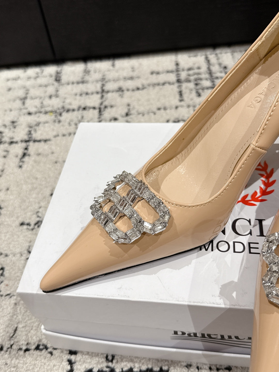 POINTED HIGH PUMPS IN LUXE BEIGE PATENT CALFSKIN WITH CRYSTAL BUCKLE