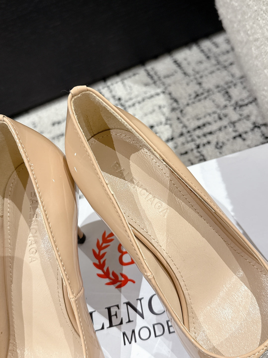 POINTED HIGH PUMPS IN LUXE BEIGE PATENT CALFSKIN WITH CRYSTAL BUCKLE
