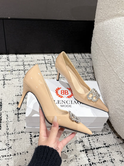 POINTED HIGH PUMPS IN LUXE BEIGE PATENT CALFSKIN WITH CRYSTAL BUCKLE