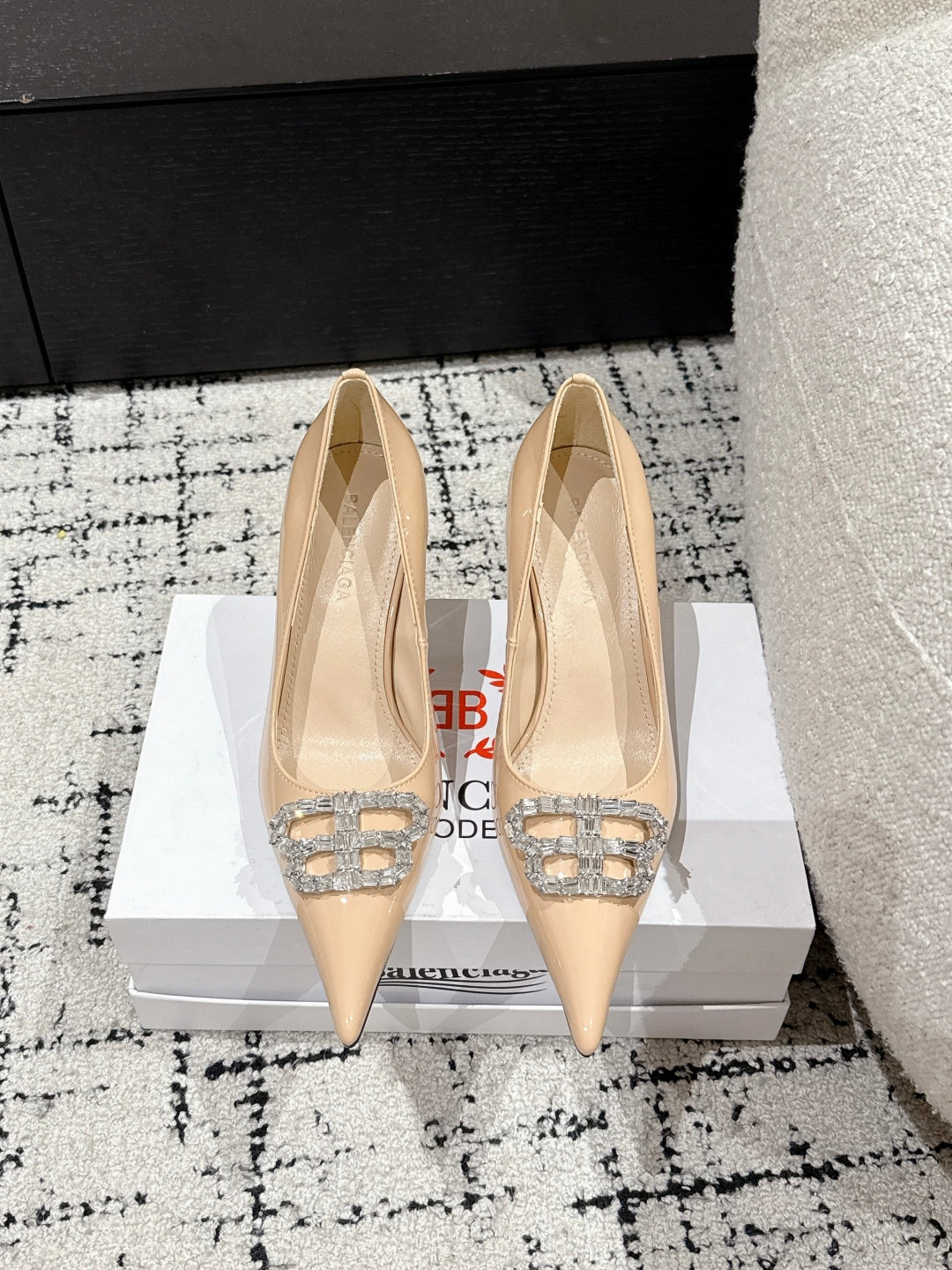 POINTED HIGH PUMPS IN LUXE BEIGE PATENT CALFSKIN WITH CRYSTAL BUCKLE