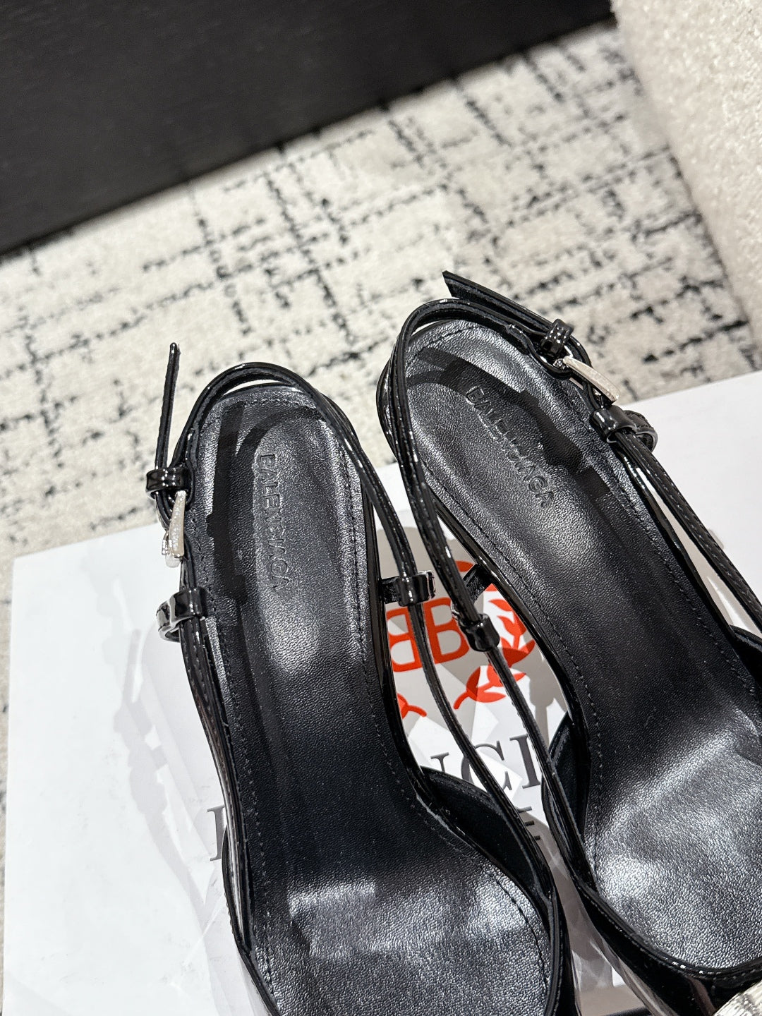 POINTED HIGH SLINGBACK IN BLACK PATENT CALFSKIN WITH CRYSTAL BUCKLE