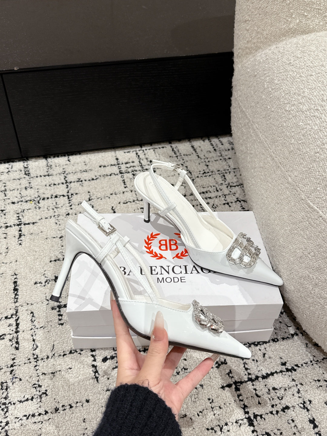 POINTED HIGH SLINGBACK IN WHITE PATENT CALFSKIN WITH CRYSTAL BUCKLE