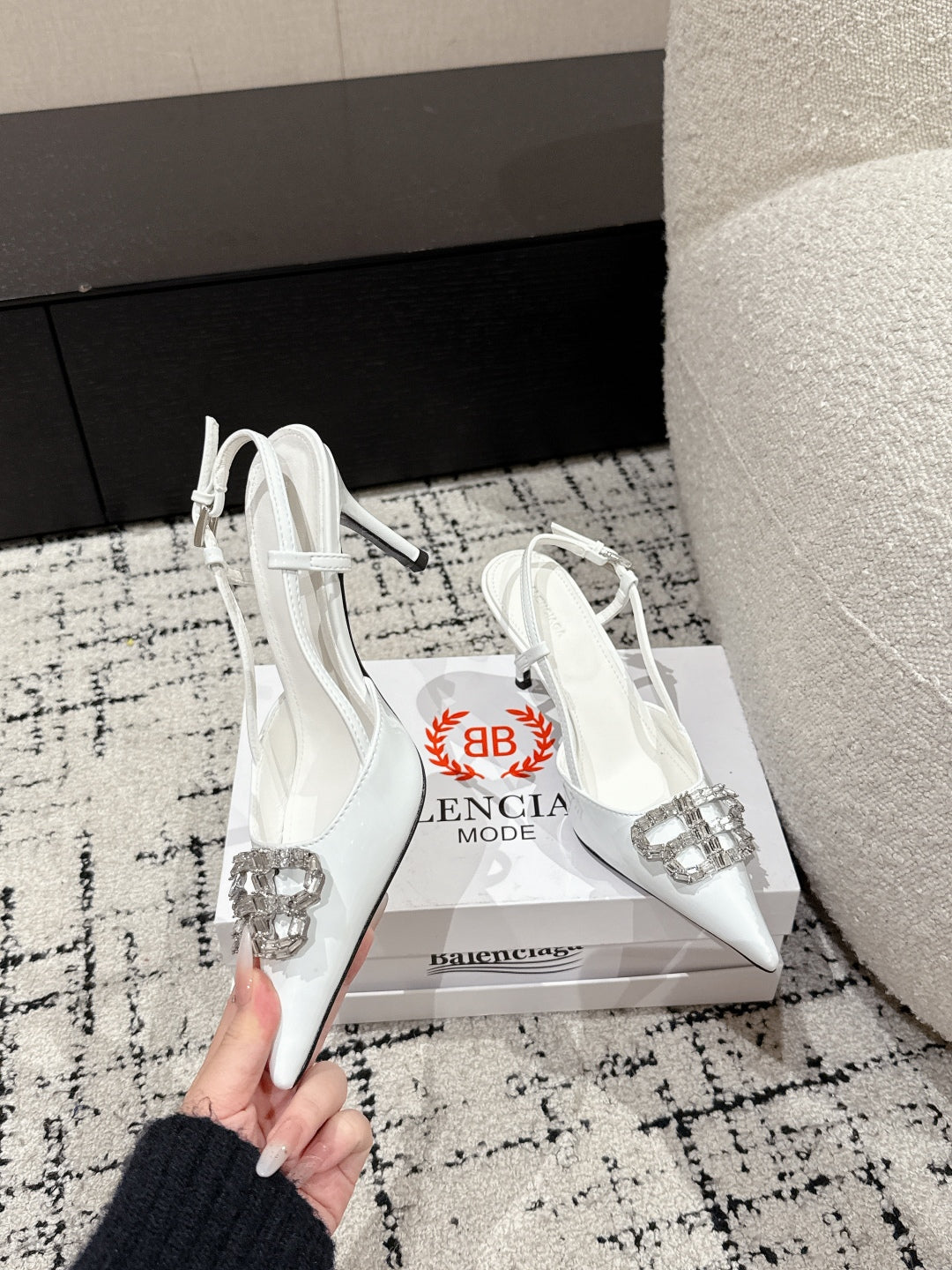 POINTED HIGH SLINGBACK IN WHITE PATENT CALFSKIN WITH CRYSTAL BUCKLE