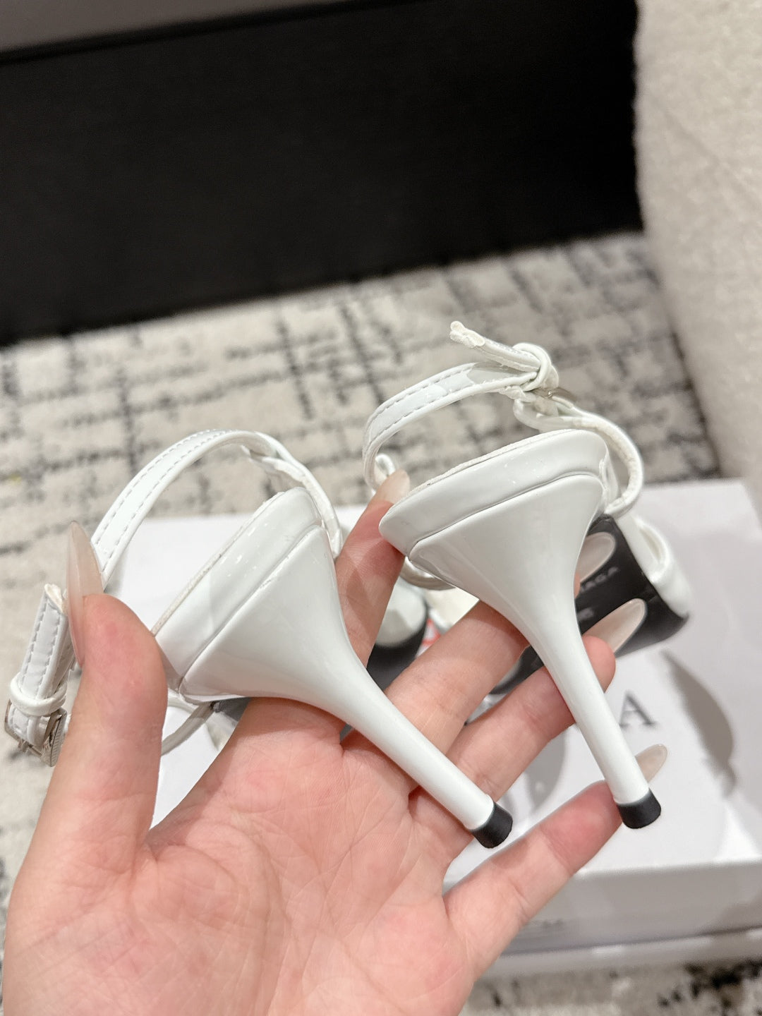 POINTED HIGH SLINGBACK IN WHITE PATENT CALFSKIN WITH CRYSTAL BUCKLE