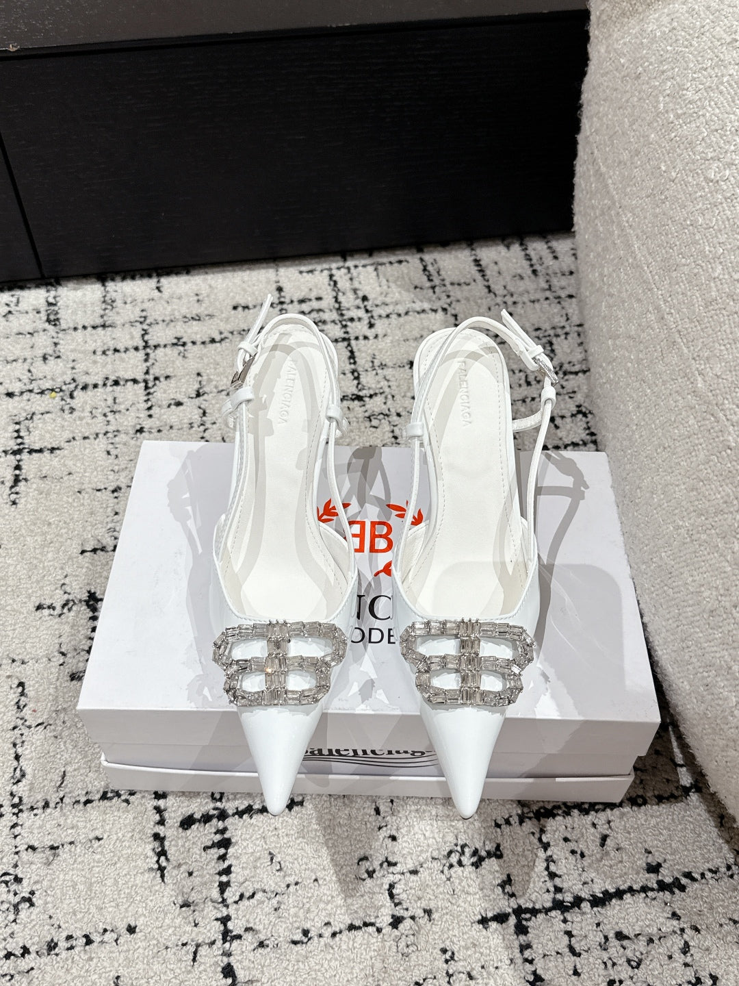 POINTED HIGH SLINGBACK IN WHITE PATENT CALFSKIN WITH CRYSTAL BUCKLE