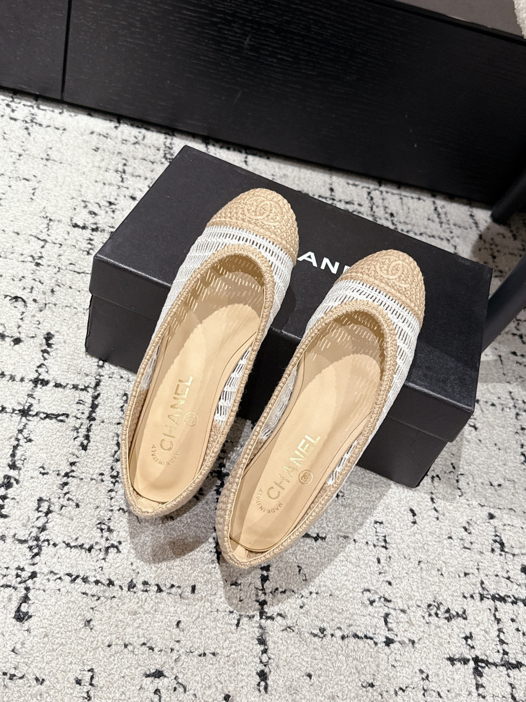 BALLET FLAT 25S IN OFF WHITE AND BEIGE RAFFIA