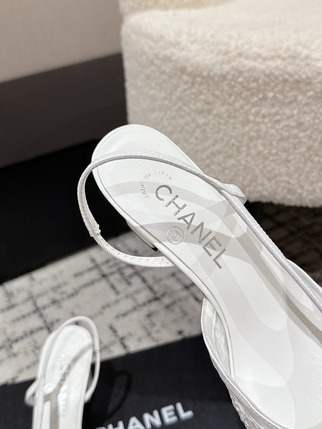 HIGH SLINGBACK 25S IN WHITE FABRIC AND BLACK CALFSKIN CANVAS