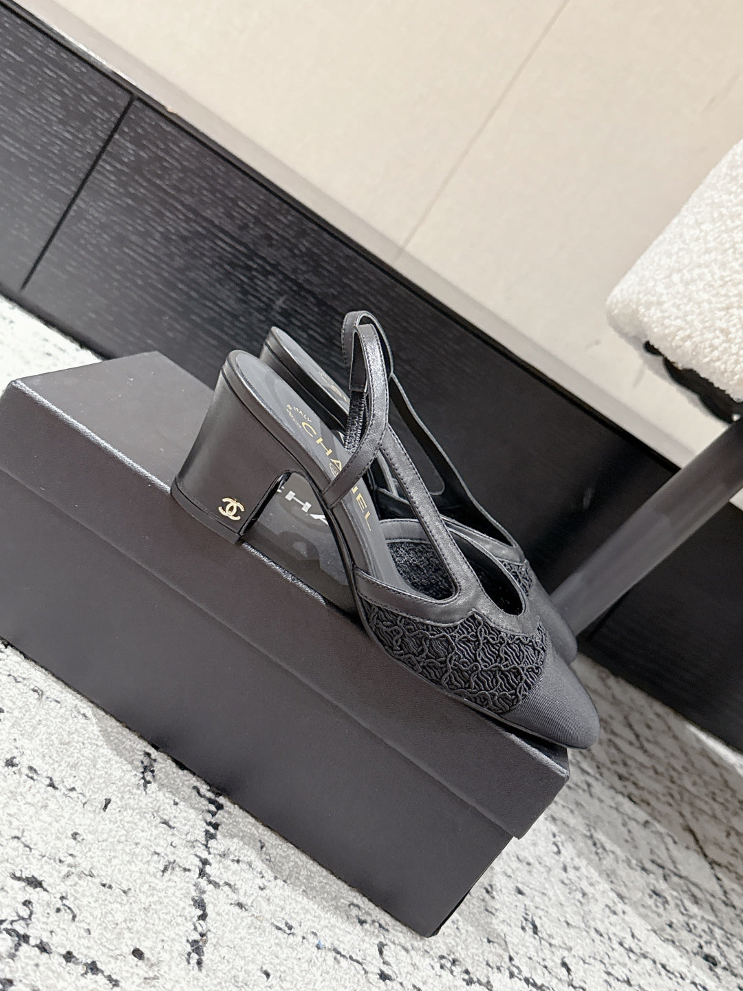 HIGH SLINGBACK 25S IN BLACK FABRIC AND CALFSKIN