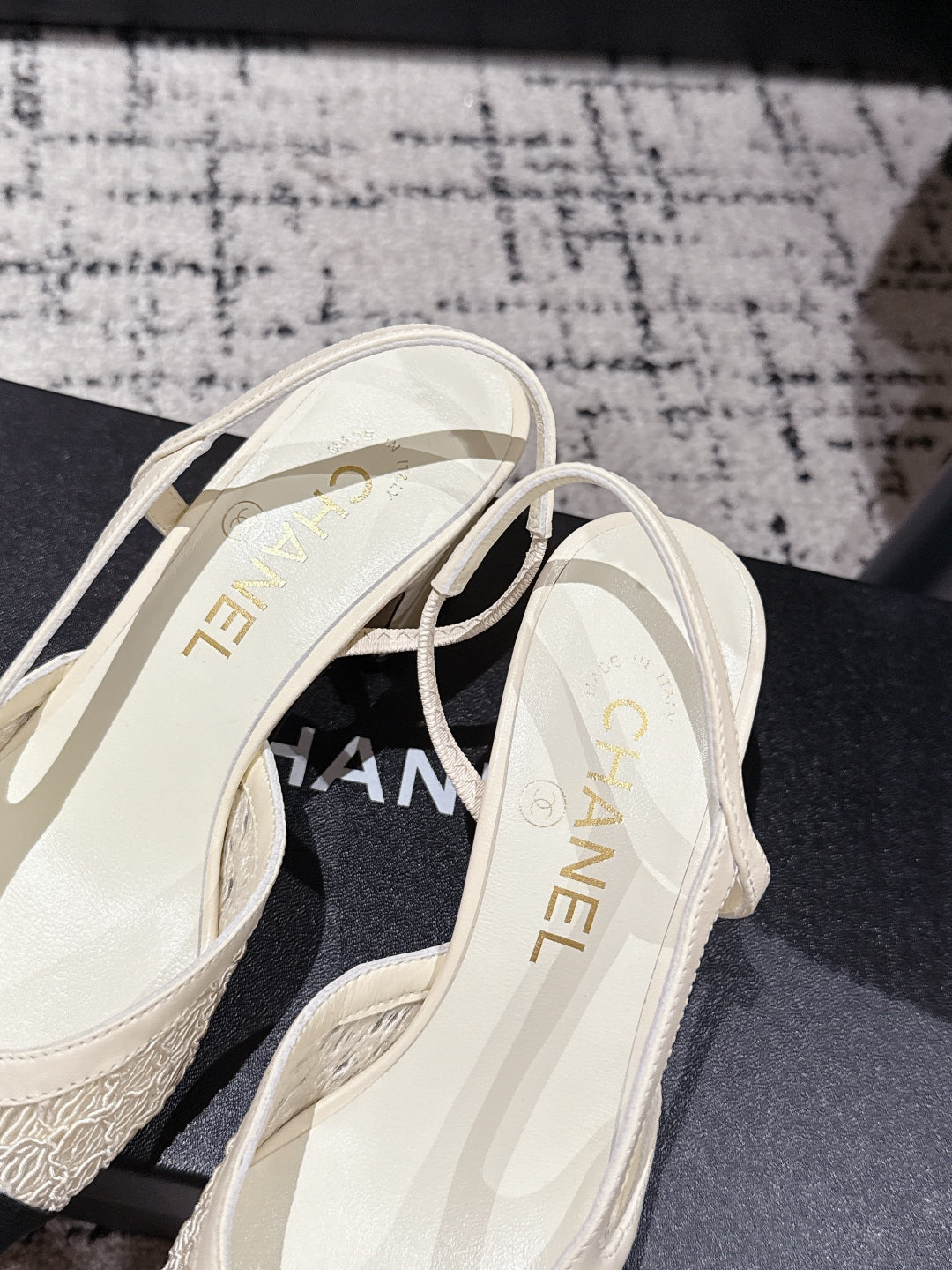 HIGH SLINGBACK 25S IN OFF WHITE FABRIC AND BLACK CALFSKIN CANVAS