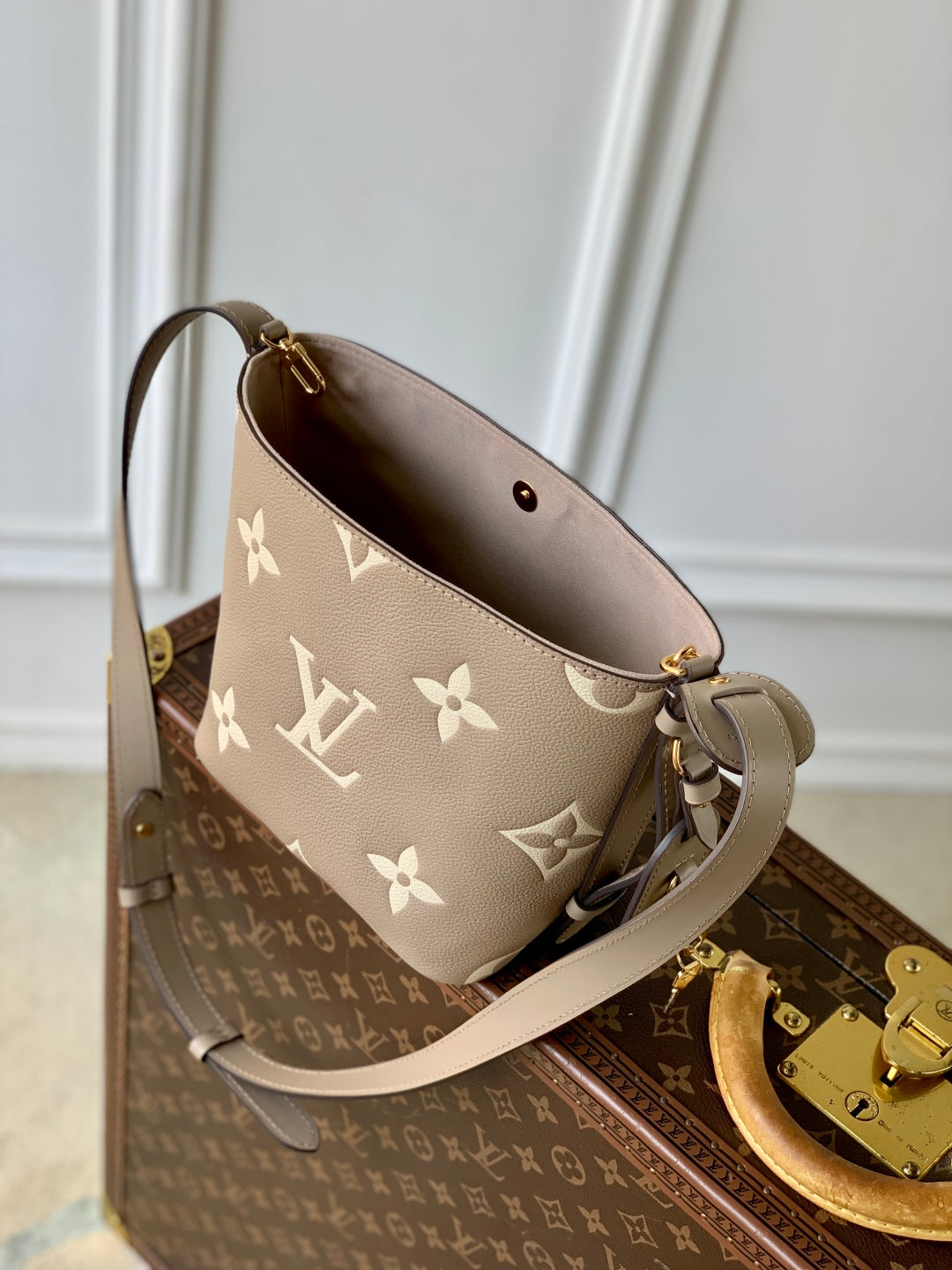 ALL IN BB BAG 18 IN TOURTERELLE GREY AND CREAM EMBOSSED COWHIDE